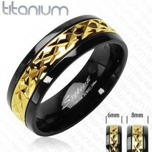 Inel negru din titan, cu o dungă aurie cu model - Marime inel: 49 imagine
