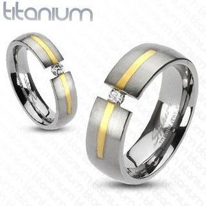 Inel argintiu din titan, cu o dungă aurie și zircon - Marime inel: 49 imagine