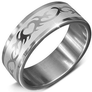 Bandă argintie din oțel cu inimi într-un ornament - Marime inel: 54 imagine