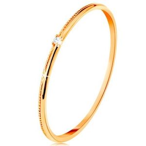 Inel realizat din aur galben de 14K - zirconiu transparent micuț, braţe striate delicat - Marime inel: 49 imagine