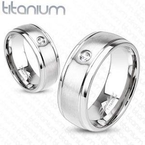 Inel mat tip bandă din titan de culoare argintie, crestături subțiri și zirconiu transparent, 6 mm - Marime inel: 49 imagine