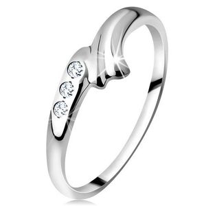 Inel realizat din aur alb de 14K - braţe îndoite cu crestături şi trei diamante transparente - Marime inel: 49 imagine