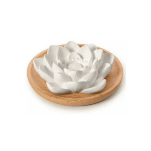Primavera Piatra de aromă Lotus Flower pe o tavă de lemn imagine