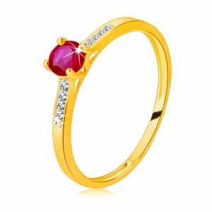 Inel din aur galben de 14K – rubin strălucitor rotund într-o montură, benzi de zirconiu - Marime inel: 49 imagine