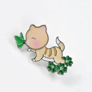 Brosa pisicuta cu flori verzi imagine