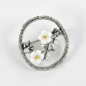 Brosa martisor rotunda cu flori albe imagine