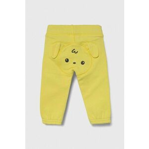 United Colors of Benetton pantaloni de trening din bumbac pentru bebeluși culoarea galben, cu imprimeu imagine