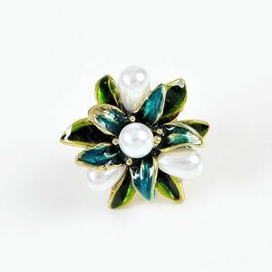 Brosa martisor floare verde cu perle albe imagine