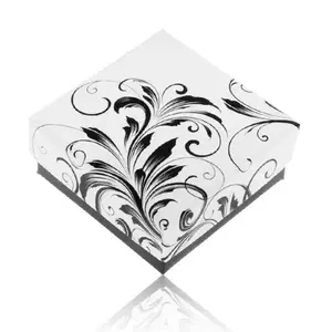 Cutiuță de cadou negru cu alb pentru inel, ornamente florale imagine