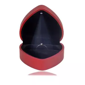 Cutie cadou LED pentru inele – inimă, culoare roșu mat, pernă neagră imagine