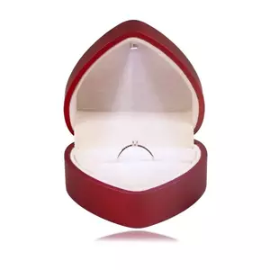 Cutie cadou LED pentru inele - inimă, culoare roșu mat, pernă bej imagine