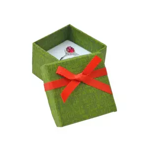Cutie de bijuterii pentru Crăciun - pătrat verde cu fundă roșie imagine