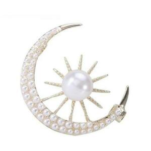 Brosa Isla, cu montura aurie, in forma de semiluna, decorata cu perle - Colectia Universe of Pearls imagine