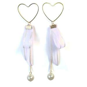 Cercei Aimee, albi, lungi, in forma de inima, cu aspect dantelat si montura aurie, decorati cu perle imagine