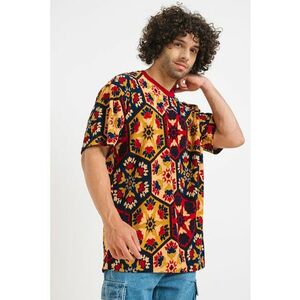 Tricou cu decolteu la baza gatului si model grafic imagine