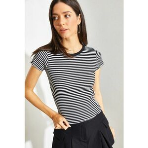 Tricou crop cu model in dungi si decolteu la baza gatului imagine