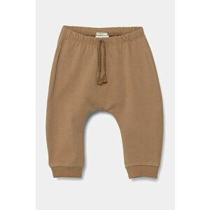 United Colors of Benetton pantaloni de trening pentru bebeluși culoarea maro, cu imprimeu, 35Q2AF023 imagine