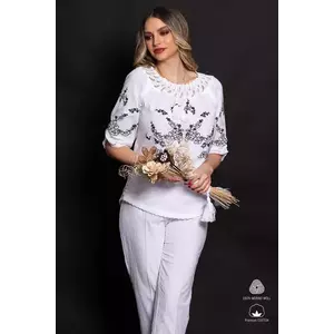 Ie traditionala alba din bumbac cu fluturi brodati si model floral negru imagine