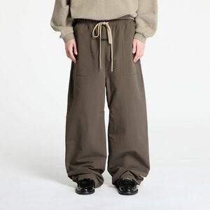 Pantaloni Fear Of God ESSENTIALS Military Nylon Utility Pant Brown imagine