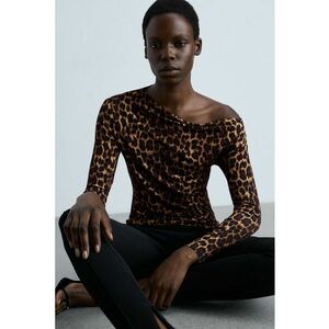 Bluza cambrata cu decolteu pe un umar si model leopard imagine