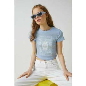 Tricou crop cu model imagine