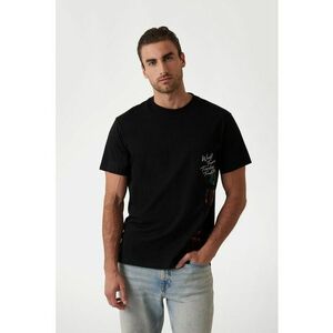 Tricou brodat cu decolteu la baza gatului imagine