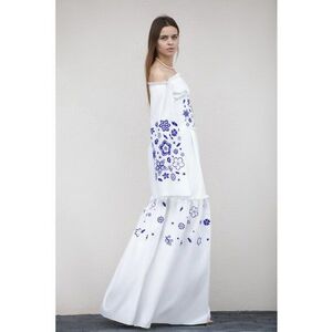 Rochie maxi de bumbac cu decolteu pe umeri si detalii florale imagine