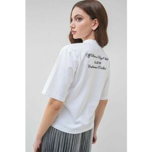 Tricou cu text brodat si decolteu la baza gatului imagine