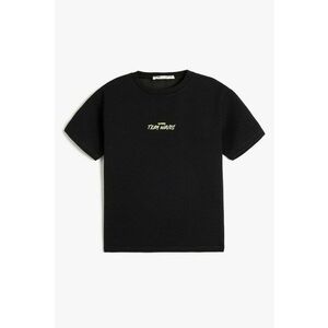 Tricou cu imprimeu text si decolteu la baza gatului imagine