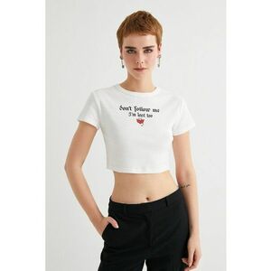 Tricou crop cu imprimeu text imagine