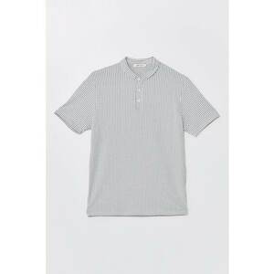 Tricou texturat cu fenta cu nasturi imagine