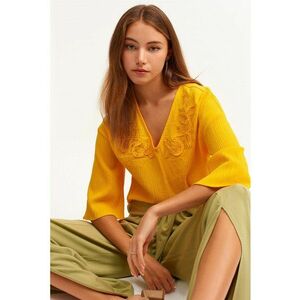 Bluza cu broderie si decolteu in V imagine