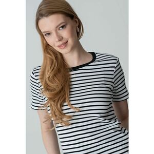 Tricou in dungi cu decolteu la baza gatului imagine