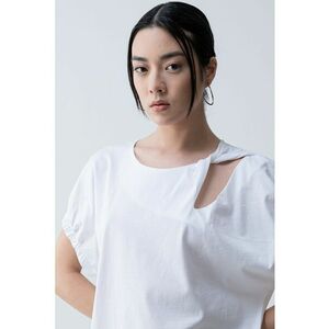 Tricou lejer cu decolteu la baza gatului imagine