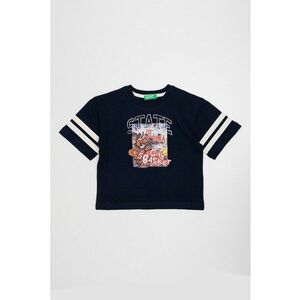 Tricou cu decolteu la baza gatului si imprimeu grafic imagine