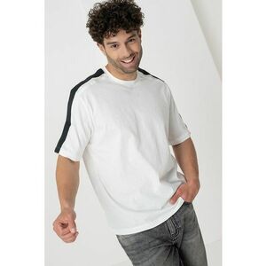 Tricou cu decolteu la baza gatului si benzi logo imagine