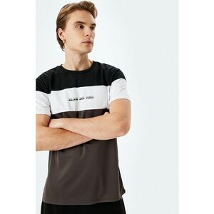 Tricou cu decolteu la baza gatului si text imagine
