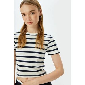 Tricou cu decolteu la baza gatului si imprimeu in dungi imagine