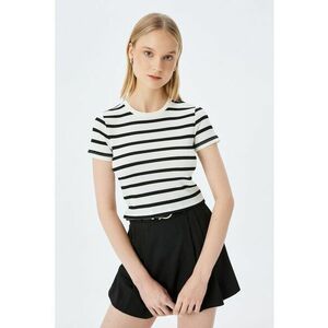 Tricou cu decolteu la baza gatului si imprimeu in dungi imagine