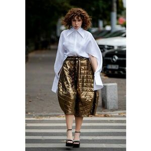 Pantaloni capri cu croiala ampla si snururi de ajustare imagine