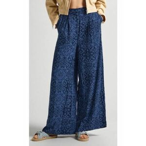 Pantaloni cu croiala ampla si buzunare imagine