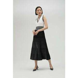 Rochie midi cu decolteu in V - evazata imagine