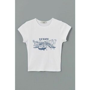 Tricou crop cu croiala cambrata si imprimeu grafic imagine