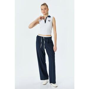 Top crop cu model text imagine
