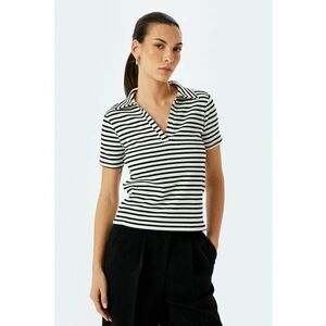 Tricou cu decolteu in V si model in dungi imagine