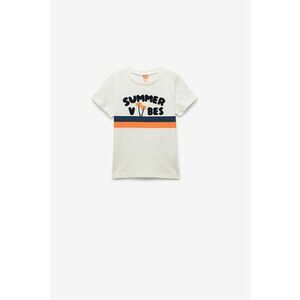 Tricou cu decolteu la baza gatului si text imagine