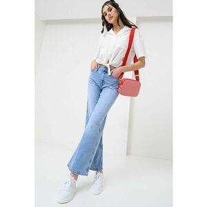 Camasa crop din amestec de in imagine