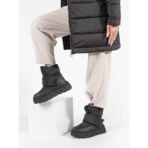 Snowshoes frumoase femei negre pe o platformă imagine