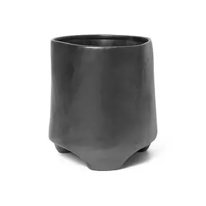 ferm LIVING suport pentru ghiveci Esca Pot M culoarea negru imagine