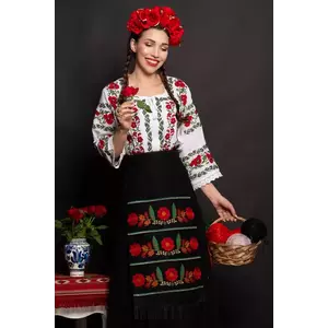 Fota traditionala Mioara cu flori brodate imagine
